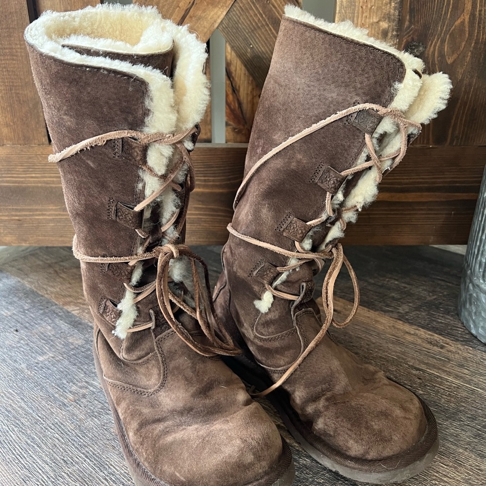 UGG size 9 women’s lace up boot